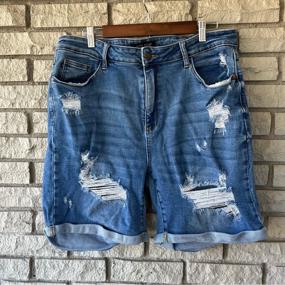 Judy Blue Medium Wash Distressed Cuffed Denim Shorts Size 2XL - Picture 3 of 6